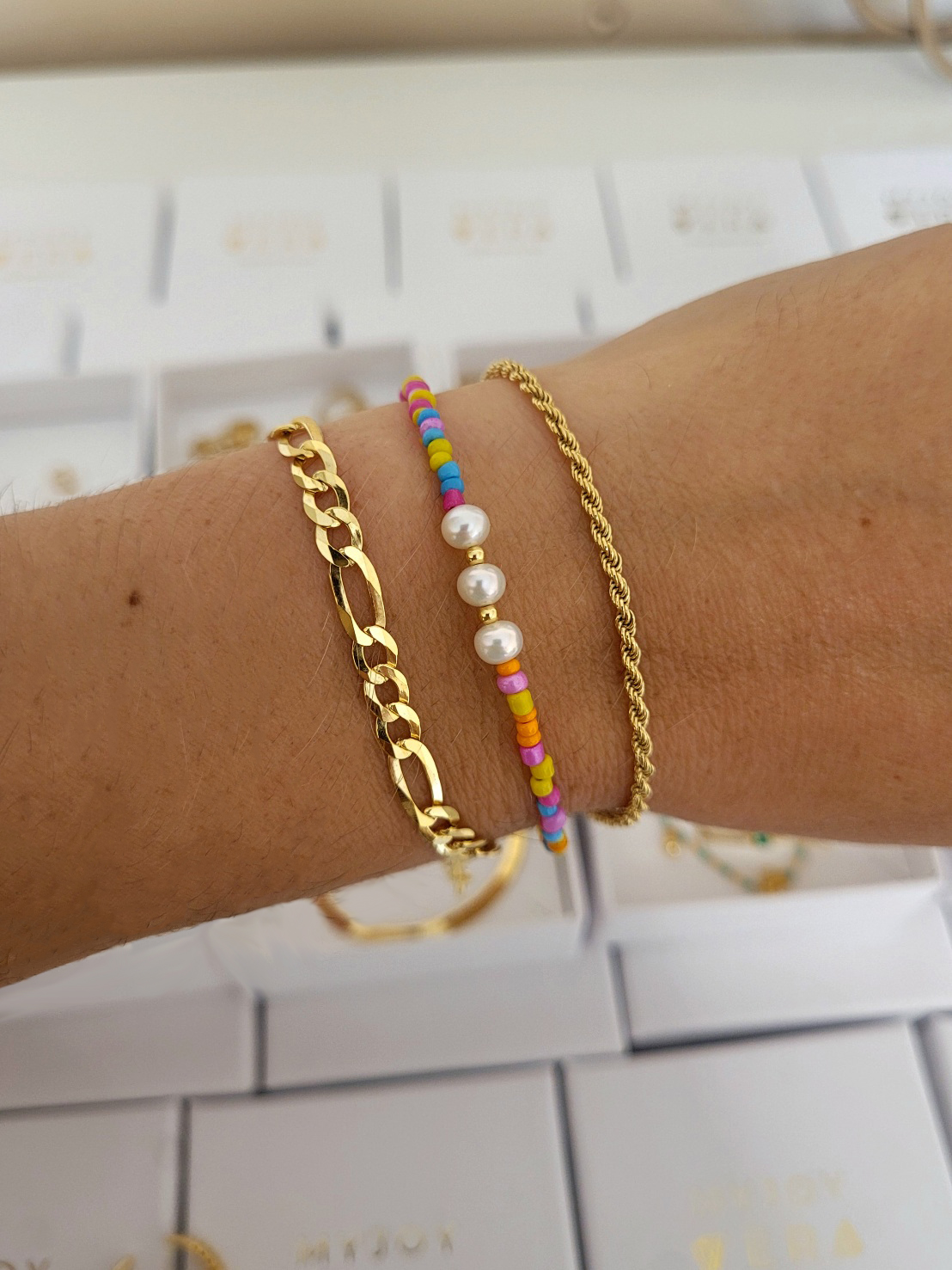 pulsera adara thick rainbow pearls colores twisted gold
